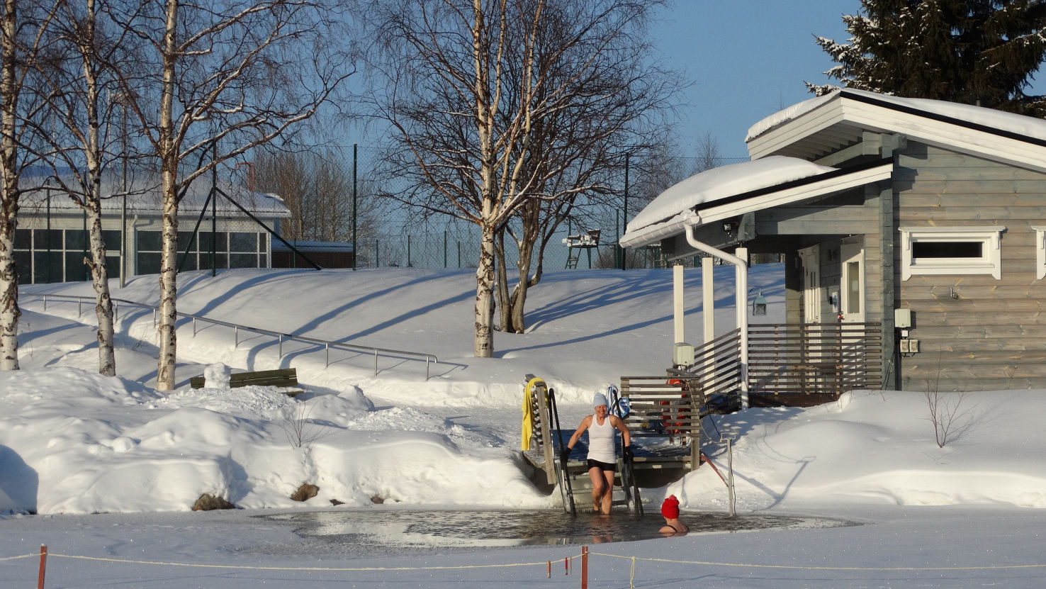 Groupe dans un sauna autour de la neige