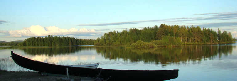 Barque sur le lac en Laponie