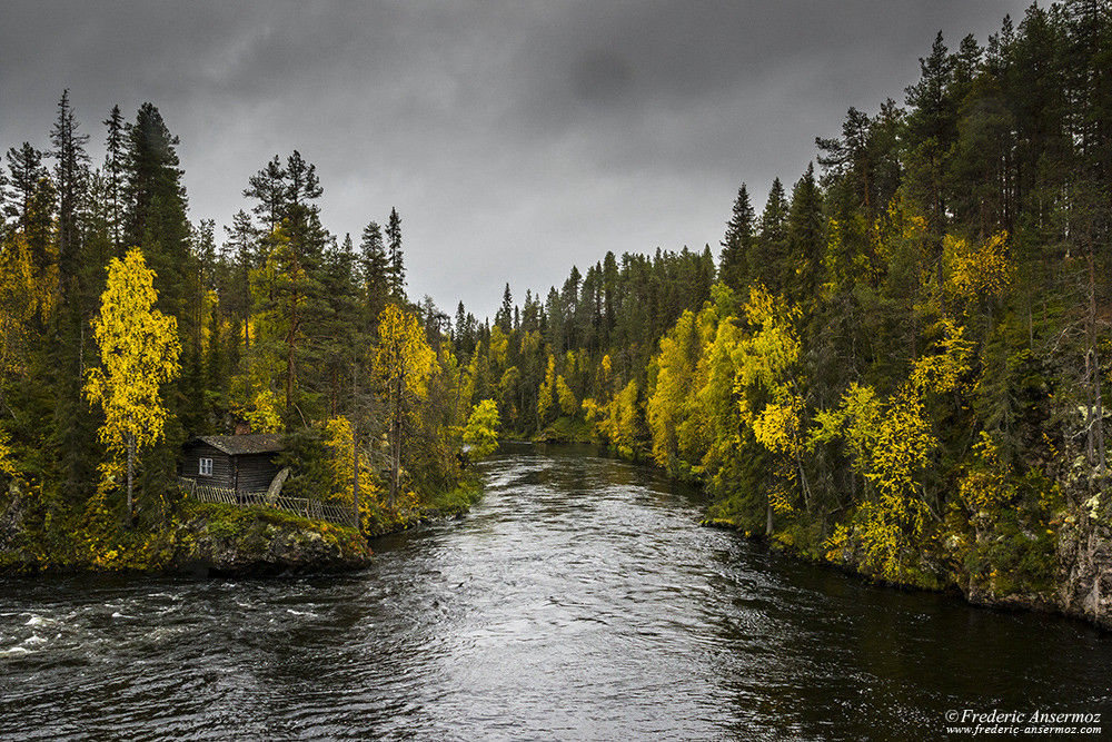 Canoë sur rivière en Laponie