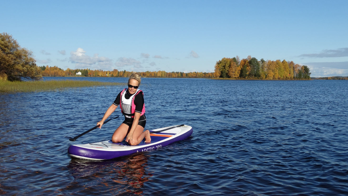 Paddle sur lac calme en Laponie