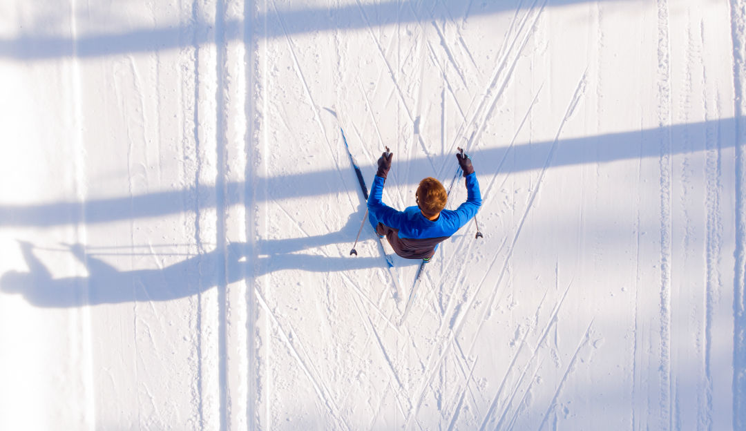 Skieur de fond vu du ciel